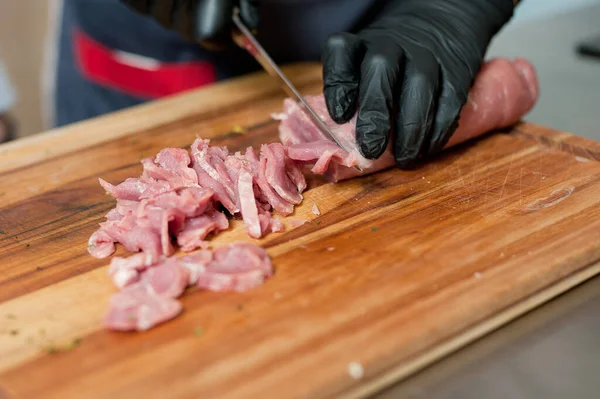 Cook Cuts Meatloaf — Stockfoto