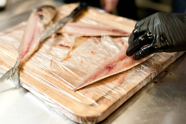 Кухар Відділяє Філе Від Риби Очищає Його Від Кісток Філе — стокове фото