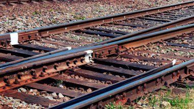 Eski tren yolu kapanıyor, demiryolu ulaşımı.