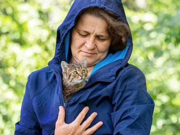 Yaşlı Bir Kadın Küçük Çizgili Bir Kedi Yavrusu Tutuyor Bir — Stok fotoğraf