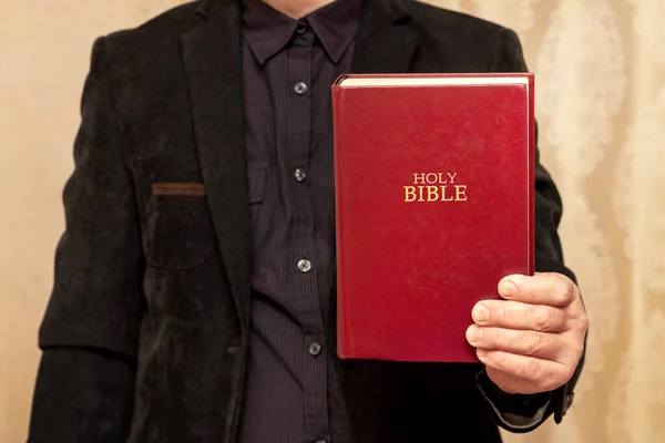 Hombre Oración Con Una Biblia Mano —  Fotos de Stock