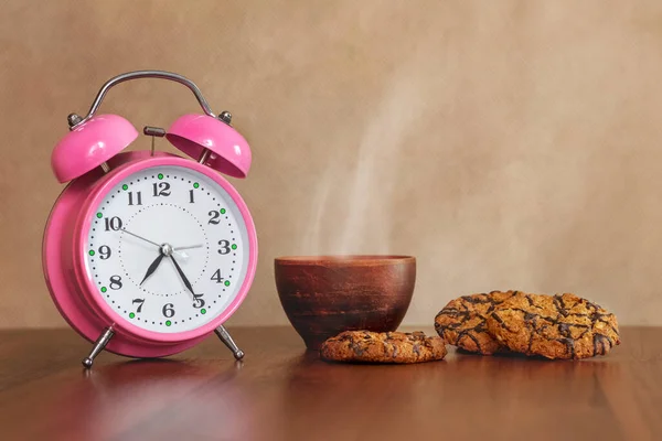 Copo Com Bebida Quente Café Chá Biscoitos Mesa Perto Relógio — Fotografia de Stock