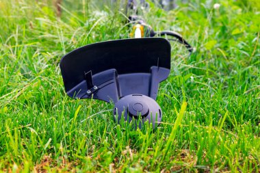 Bahçedeki çimleri biçmek için biçme makinesi