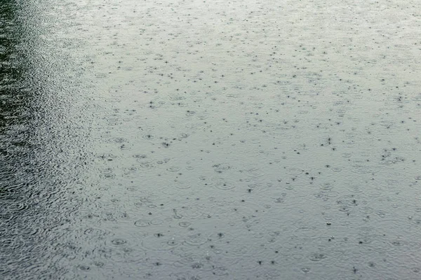 河在雨中 倾盆大雨时的水面 — 图库照片