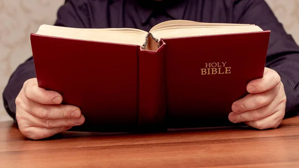 人は開いている聖書を手に持っています 聖書を読んで勉強する — ストック写真
