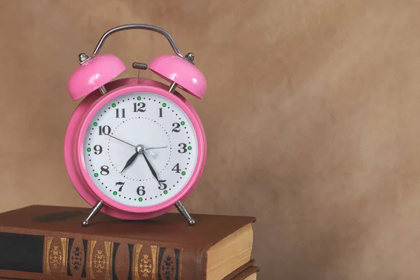 Bir Yığın Kitabın Çalar Saati Kütüphanedeki Saat — Stok fotoğraf