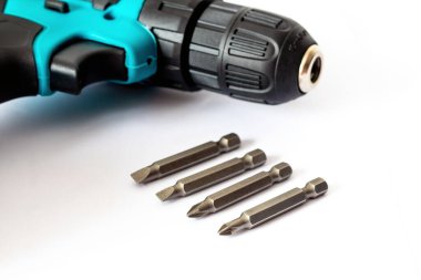 Beyaz arkaplanda elektrik kablosuz tornavida ve tornavida parçaları