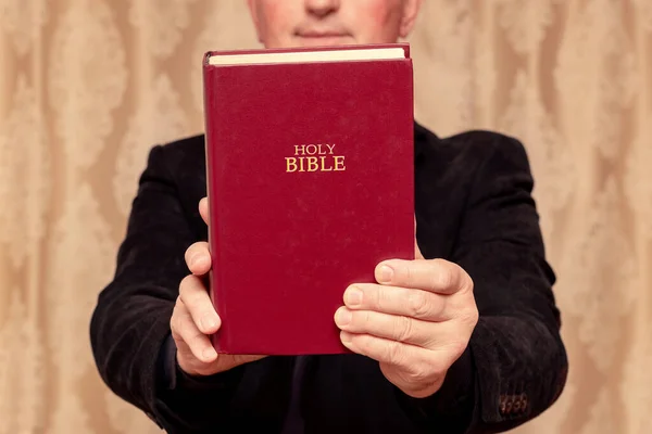 Hombre Oración Con Una Biblia Mano —  Fotos de Stock