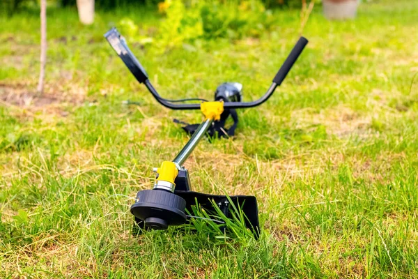 Trimmer Voor Het Maaien Van Het Gras Tuin Tussen Het — Stockfoto