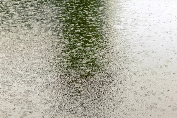 Rzeka Deszczu Powierzchnia Wody Podczas Ulewy — Zdjęcie stockowe