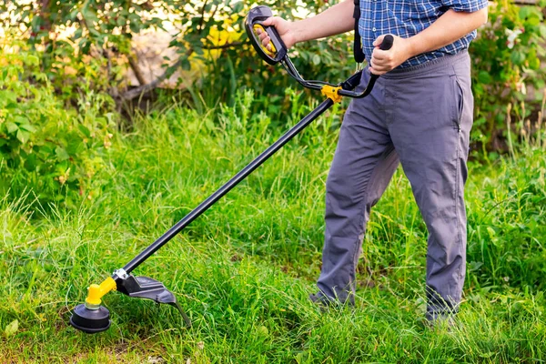 Jardinier Avec Une Tondeuse Fauche Herbe Dans Jardin — Photo