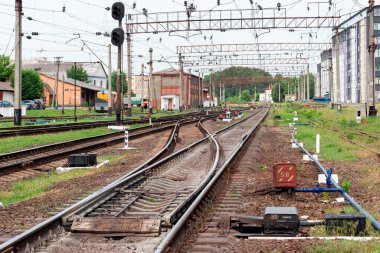 Tren yolu, tren istasyonunun yüksek binalarının yakınındaki raylar.
