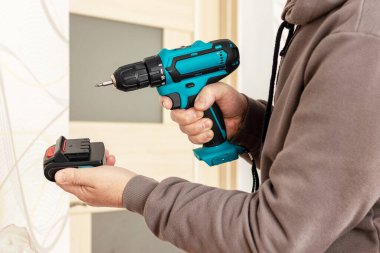 Sihirbaz bataryayı tornavidaya bağlar