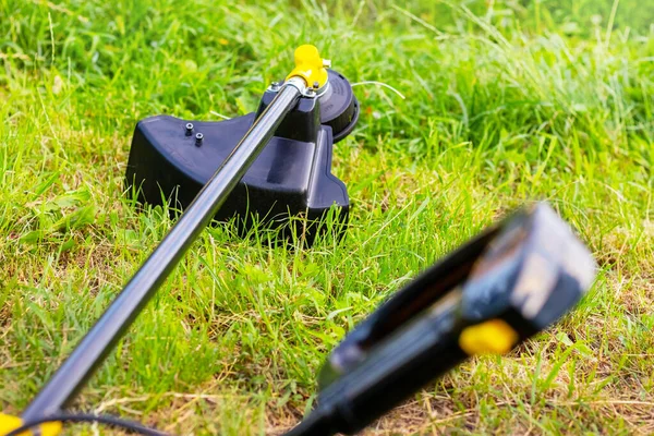 Trimmer Für Das Rasenmähen Garten Inmitten Des Dicken Grases — Stockfoto