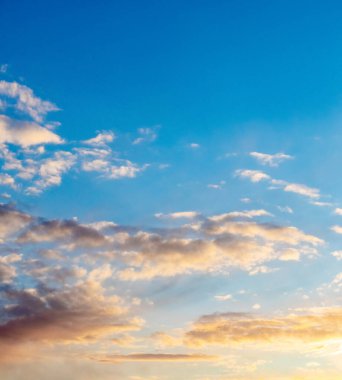 Gün batımında kabarık bulutlu görkemli gökyüzü, manzara