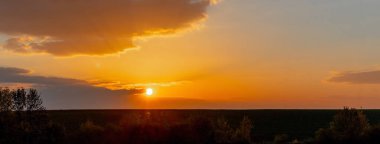 Nehirde gün doğumu ya da gün batımı. Gökyüzünün yansıması ve nehir suyundaki bulutlar.