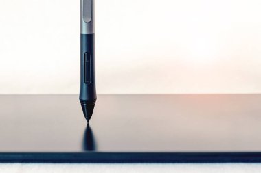 Grafiksel tablet ve kalem, stylus, hafif arkaplan üzerinde