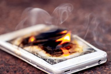 Cep telefonu, akıllı telefon, yangın. Akıllı telefon yakılıyor