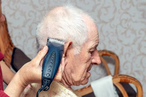 Woman Haircut Elderly Man Trimmer Haircut Home — Fotografia de Stock