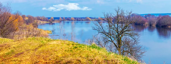 Podzimní Krajina Stromy Řeky Modrá Obloha Slunečného Počasí — Stock fotografie