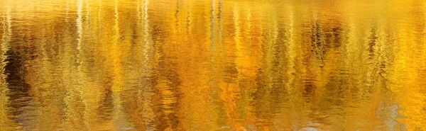Abstrakcyjne Rozmyte Jesienne Tło Odbiciem Żółtych Pomarańczowych Drzew Wodzie Rzecznej — Zdjęcie stockowe
