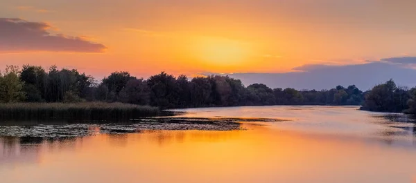 Схід Або Захід Сонця Річці Відображення Неба Хмар Річковій Воді — стокове фото