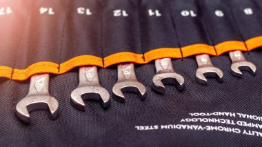 Kumaş kapağında açık uçlu anahtarlar.