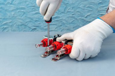 Usta ısı yalıtımlı zemin için bir koleksiyoncu yerleştirdi.