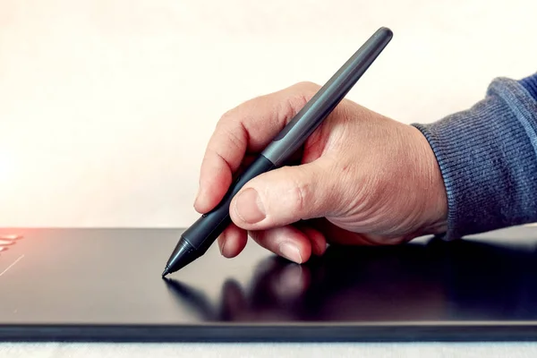 Man Holds Pen Stylus Draws Graphics Tablet — Foto Stock