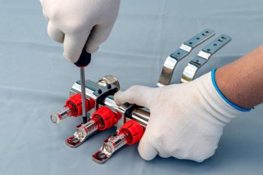 Usta ısı yalıtımlı zemin için bir koleksiyoncu yerleştirdi.