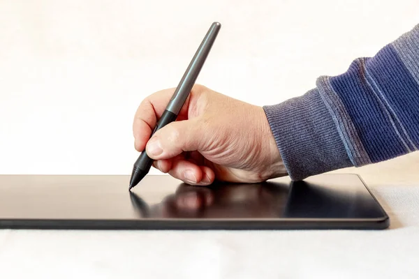 Man Holds Pen Stylus Draws Graphics Tablet — Foto Stock