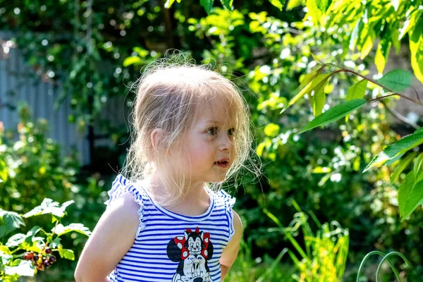 Little Girl Disheveled Hair Garden Greenery Sunny Weather — Stockfoto