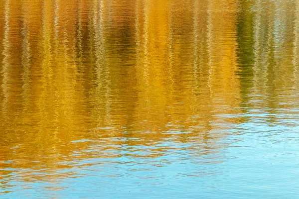 Autunno Sfondo Sfocato Riflessi Alberi Gialli Acqua Fiume — Foto Stock