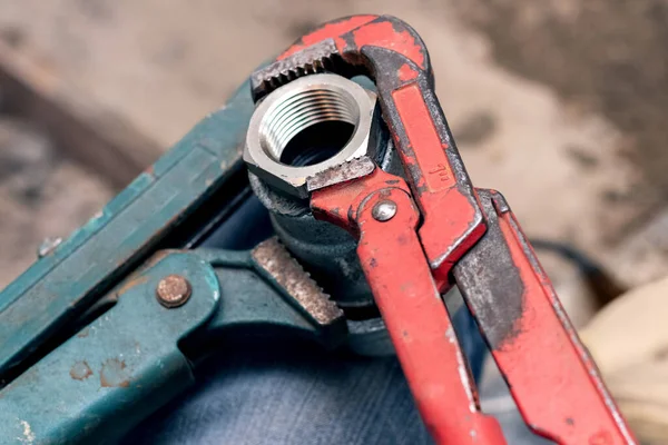 Worker Plumber Tightens Nut Two Adjustable Wrenches Plumbing Work — Stock fotografie