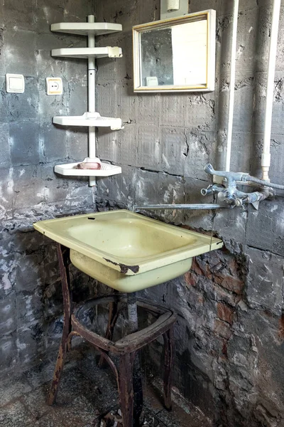 Ein Altes Waschbecken Einem Schäbigen Ort Einem Armenviertel Küche Wird — Stockfoto