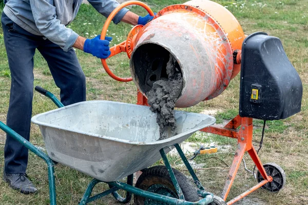 Worker Pours Cement Mortar Concrete Concrete Mixer Wheelbarrow Preparation Cement — Stockfoto