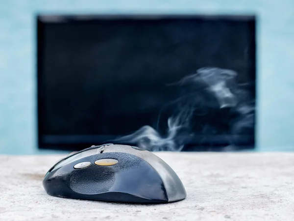 Dym Pochodzi Myszy Komputerowej Pobliżu Komputera Powodu Awarii — Zdjęcie stockowe
