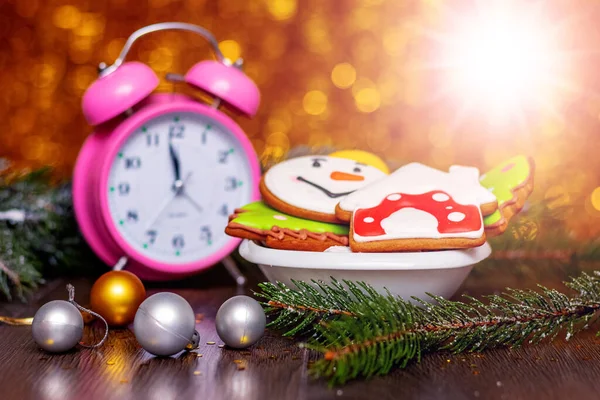 Tarjeta Navidad Año Nuevo Con Reloj Galletas Navidad Cerca Una — Foto de Stock