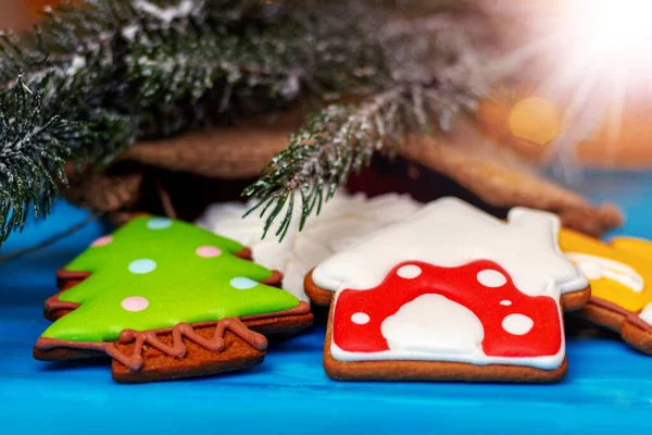 Вкусное Рождественское Печенье Рядом Елкой — стоковое фото
