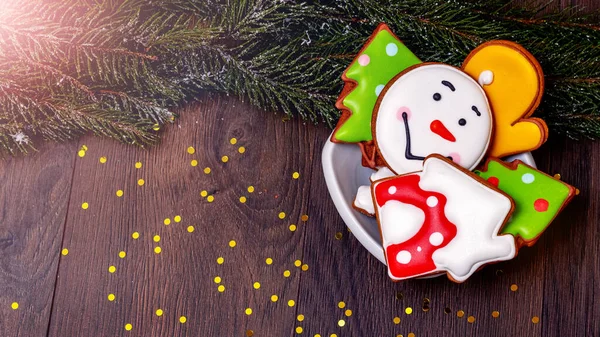Biscotti Natale Capodanno Piatto Vicino Ramo Abete Rosso Luce Brillante — Foto Stock