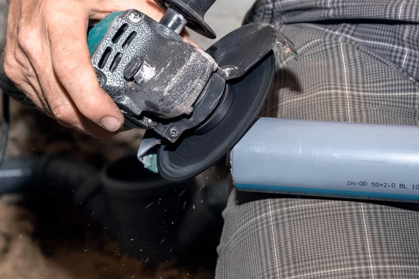 Craftsman Cuts Pvc Pipe Using Angle Grinder — Stock fotografie