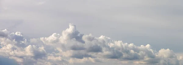 Uma Faixa Nuvens Encaracoladas Brancas Tons Suaves Azul Cinza — Fotografia de Stock
