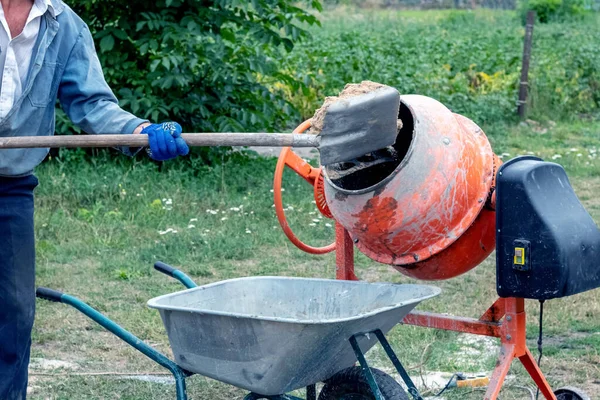 Worker Shovels Sand Concrete Mixer Preparing Cement Mortar — Stock fotografie