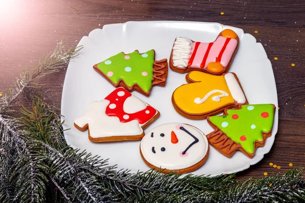 Deliciosas Galletas Navidad Plato Cerca Una Rama Árbol Navidad — Foto de Stock