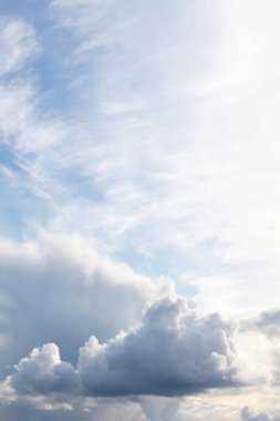 Güneşli havada gökyüzünde büyük kıvırcık bulut