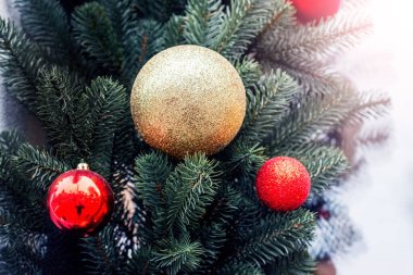 Süslü Noel ve Yeni Yıl Ağacı - renkli toplar