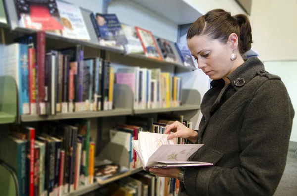 Junge Frau liest ein Buch — Stockfoto