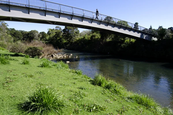 Konzeptfoto - Mann überquert eine Brücke — Stockfoto