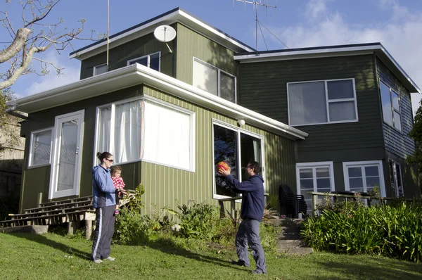 Lycklig ung familj nytt hus — Stockfoto