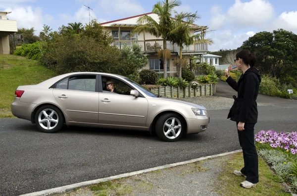 Viejo conduciendo un coche — Foto de Stock